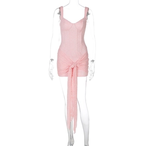 Dettaglio dell'abito mini in pizzo rosa con vita a corsetto e stringatura frontale