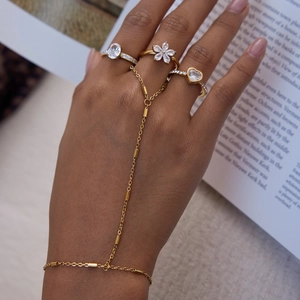 Dettaglio del bracciale ad anello placcato oro 18K con zirconi a cuore e ovali