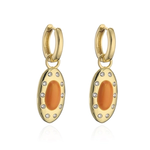 Dettaglio orecchini d'oro con pietra arancione e zirconi micro-intarsiati su bianco