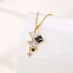 Dettaglio di una collana geometrica dorata con zirconi quadrati e rotondi bicolore