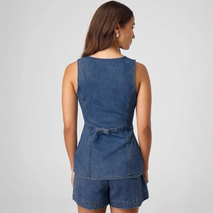 Ensemble chic en denim bleu sans manches avec haut ajusté et short, détail de vue arrière