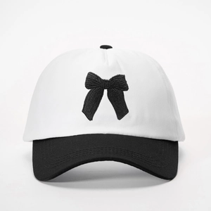 Cappellino da baseball a contrasto bianco e nero con ricamo a fiocco e cinturino regolabile