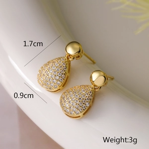 Dettaglio delle dimensioni degli orecchini a goccia placcati in oro 18K con zirconi