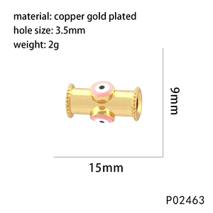 Détail macro d'une perle tonneau dorée de 15mm avec œil rose et spécifications de taille