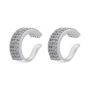 Gros plan de boucles d'oreilles C argentées avec sertissage de zircons étincelants