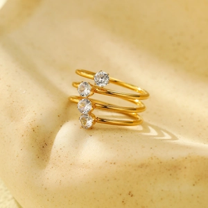Anello a spirale a tre strati placcato oro 18k con quattro pietre di zirconia cubica