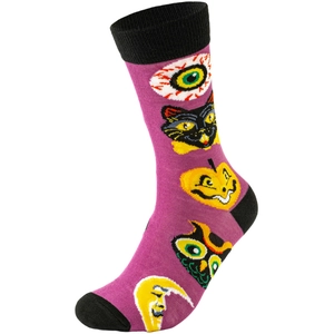 Dettaglio calzini viola di Halloween con motivi a maglia di zucche, gufi e gatti neri