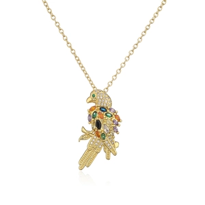 Dettaglio della collana con ciondolo a pappagallo dorato e zirconi multicolore