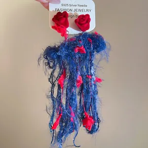 Orecchini a fiore rosso con lunghe nappe blu navy su perni in argento per donne