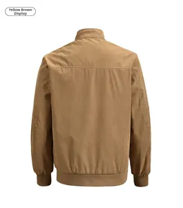 Rückansicht der gelbbraunen Herrenjacke mit Stehkragen und Details an Rippbündchen