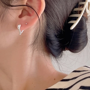 Elegant 925 sterling silver heart-shaped hoop earrings for women in a minimalist style