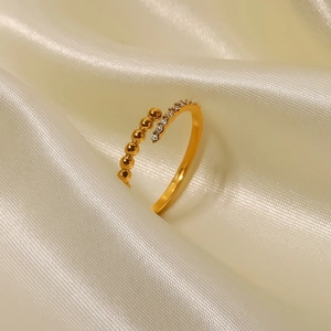 Dettaglio anello aperto placcato oro 18K con perline d'oro e pietre di zircone