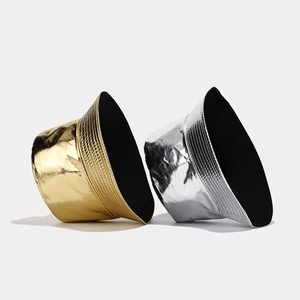Cappelli alla pescatora in pelle PU metallizzata oro e argento con finitura riflettente