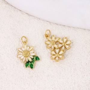 Pendentifs marguerites dorés à l'or fin avec émail blanc et détails de feuilles