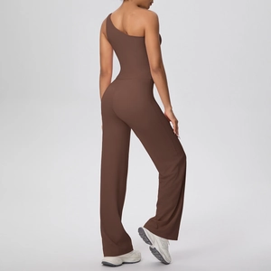 Vue latérale d'une combinaison de yoga marron foncé à une épaule avec taille ajustée et jambe large