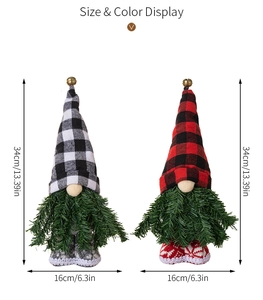 Vista dettagliata della bambola di peluche gnomo di Natale con barba e cappello a quadri.