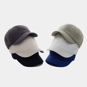 Dettaglio di cappelli da baseball in cotone a tesa corta in sei colori a tinta unita