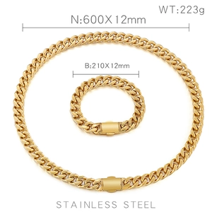Goldenes Gliederketten-Set aus Edelstahl mit Maßen für Halskette und Armband im Detail