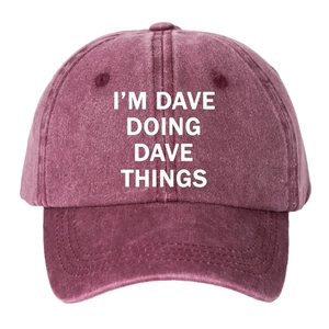 Gewaschene burgunderrote Baseballkappe mit weißem I'M DAVE DOING DAVE THINGS Aufdruck