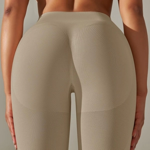 Dettaglio dei leggings senza cuciture kaki con effetto scrunch e trama traspirante