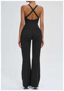 Détail du haut de yoga dos croisé et pantalon évasé taille haute en tissu noir