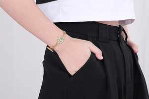 Détail d'un bracelet main de Fatma en acier doré avec fermoir en T élégant et moderne