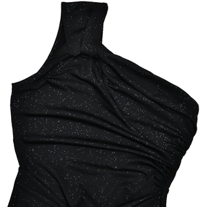 Détail de la robe noire asymétrique avec tissu scintillant et design plissé