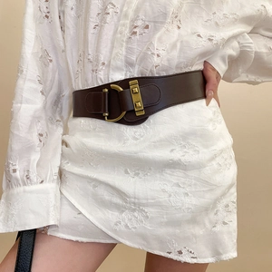 Vue détaillée d'une large ceinture corset en cuir marron vintage avec boucle dorée
