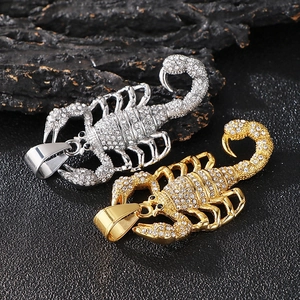 Détail de pendentifs scorpion hip hop avec strass brillants en argent et or poli