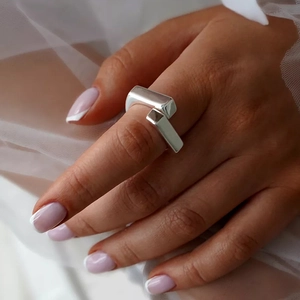 Minimalist S925 sterling silver geometric crossover ring with polished metal finish