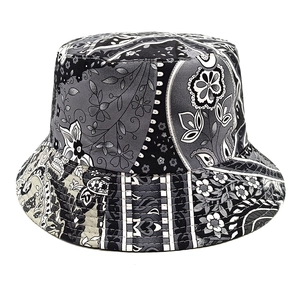 Détail de l'imprimé patchwork paisley et floral sur un chapeau bob en coton réversible