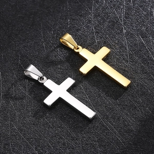Gros plan détaillé de pendentifs croix en acier inoxydable or et argent sur fond noir