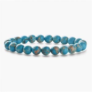 Vue détaillée d'un bracelet en perles de turquoise bleue avec texture naturelle et cordon