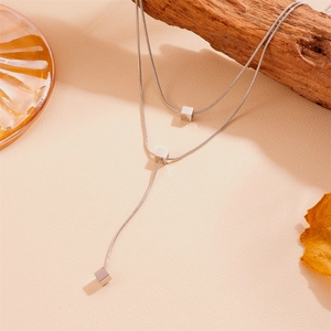 Collier lariat élégant en acier inoxydable avec pendentifs cubes minimalistes argentés