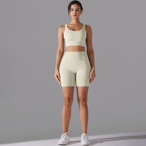 Dettaglio del set yoga senza cuciture a vita alta con reggiseno a U e pantaloncini crema