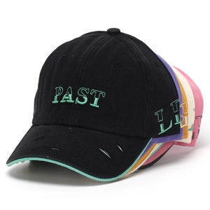 Detail von Baseballkappen mit PAST-Stickerei, Distressed-Look und verschiedenen Farben