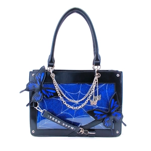 Detail der Gothic-Tasche mit blauen Schmetterlings-Patches und Metallketten