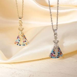 Détail de pendentifs religieux de la Vierge Marie avec des zircons colorés brillants