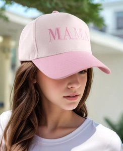 Dettaglio del ricamo MAMA su un berretto da baseball bicolore rosa in cotone per donna