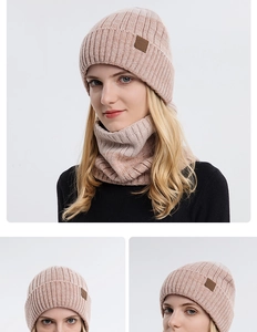 Detail van gebreide muts en nekwarmer set in roze-beige met dikke fleecevoering