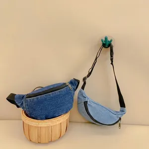 Detail von Denim Gürteltaschen in Blau mit verstellbaren schwarzen Gurten