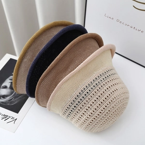 Vista detallada de sombreros bucket de lino con diseño calado y borde enrollado de moda