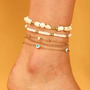 Set de tobilleras bohemias doradas con piedras blancas y dijes de ojo turco