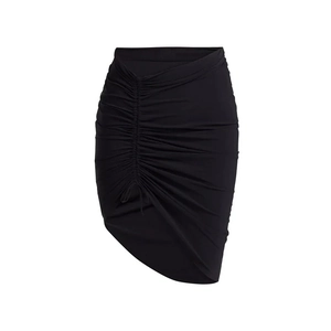 Détail de mini-jupe noire froncée avec cordon et ourlet asymétrique sur fond blanc