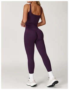 Ensemble de yoga prune foncé avec legging taille haute et brassière de sport gainante