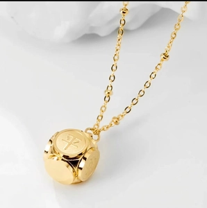 Poliertes vergoldetes Collier mit Ping-Anhänger und feiner Perlenketten-Detail