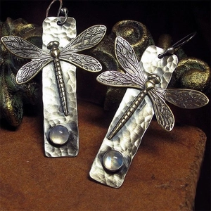 Vintage-Libellen-Ohrringe mit gehämmerter Metallstruktur und eingesetztem Mondstein