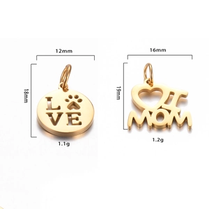 Dettaglio dei ciondoli dorati I LOVE MOM e zampa in acciaio con misure e peso esatti