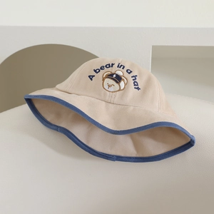 Détails du chapeau bob en velours côtelé beige pour enfant avec broderie ours et bord bleu