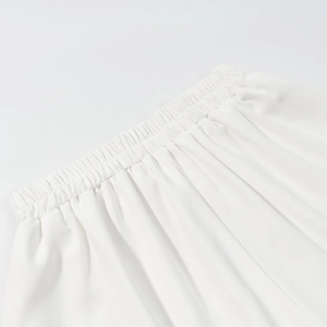 Détail de la taille élastique blanche avec coutures de qualité sur tissu doux